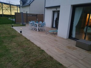 Outdoor dining - Spacious family home ideally located in BRITTANY (Romillé)