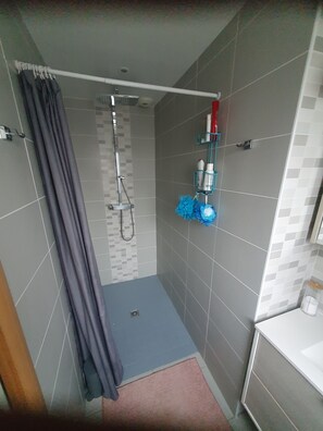 Shower, hair dryer, towels, soap - Spacious family home ideally located in BRITTANY (Romillé)
