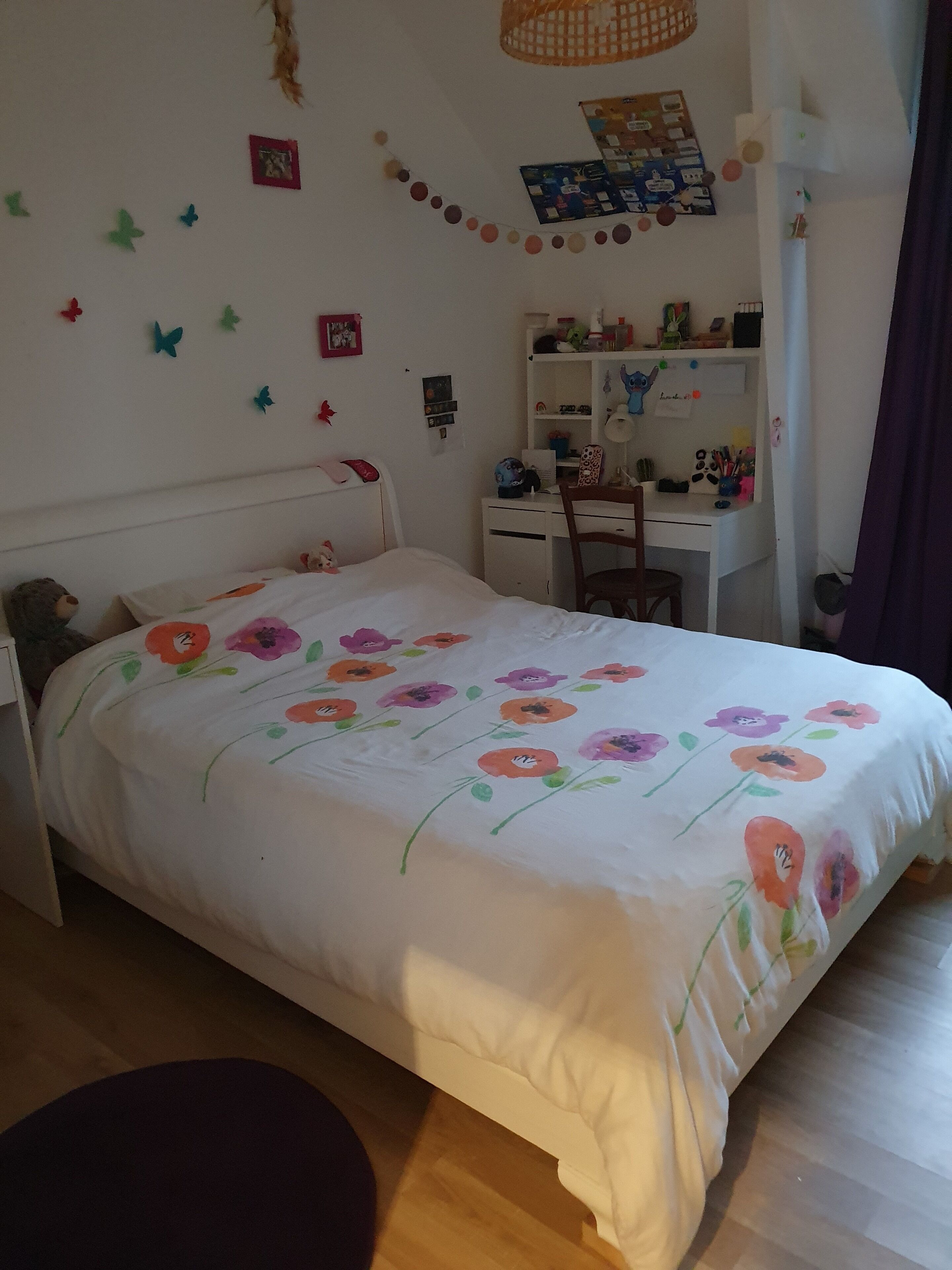 Ein Schlafzimmer mit einem Bett, einem Schreibtisch und einem Stuhl.