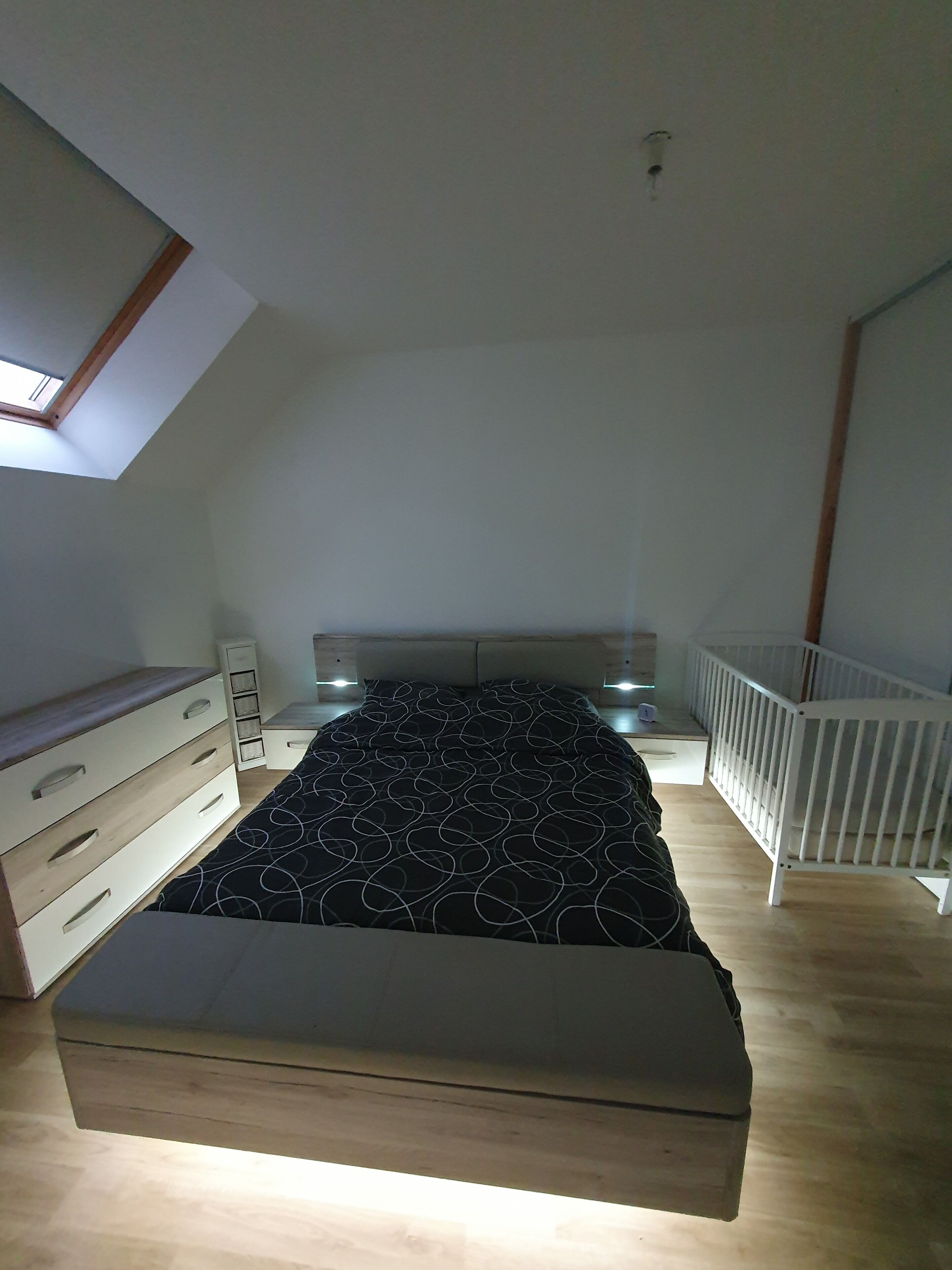 4 chambres, bureau, fer et planche à repasser, lit parapluie