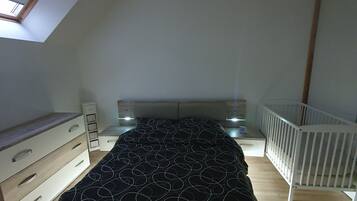 4 quartos, escrivaninha, ferros/tåbuas de passar roupa, berço de viagem