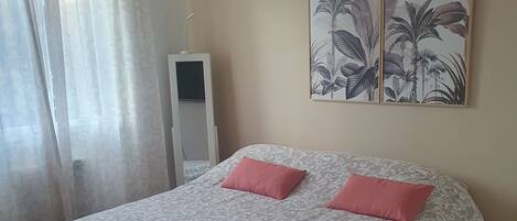 4 bedrooms, desk, iron/ironing board, travel crib