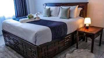 4 makuuhuonetta, silitysrauta/-lauta, vuodevaatteet