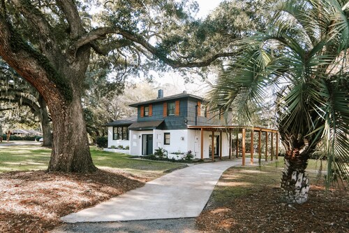 Cozy 5 BR/3-Bath home near Parris Island/Downtown Beaufort - Game Room, Fire Pit