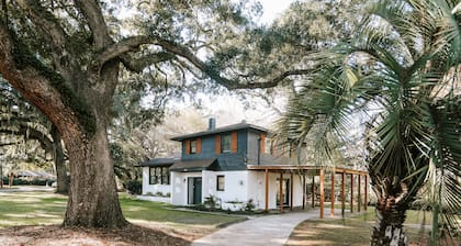 Cozy 5 BR/3-Bath home near Parris Island/Downtown Beaufort - Game Room, Fire Pit