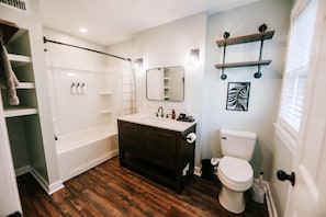 Regadera, secadora de cabello, bidet, toallas