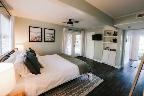 5 bedrooms, iron/ironing board, free WiFi, bed sheets