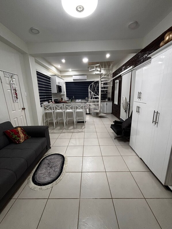 Smart TV - Charming 2-bedroom apartment with WiFi, AC in pleasant Westmoorings (Diego Martin Regional Corporation)