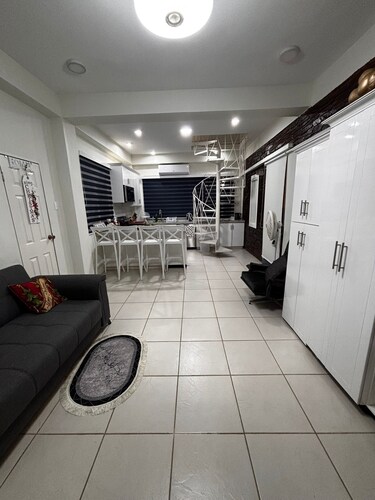 Charming 2-bedroom apartment with WiFi, AC in pleasant Westmoorings