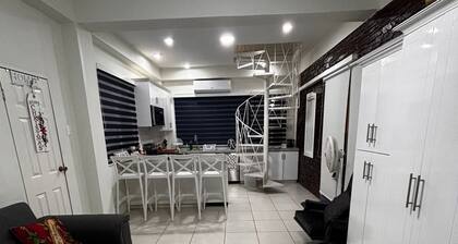 Charming 2-bedroom apartment with WiFi, AC in pleasant Westmoorings