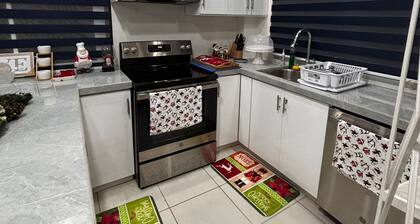Charming 2-bedroom apartment with WiFi, AC in pleasant Westmoorings