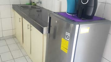 Kühlschrank, Wasserkocher, Kochgeschirr/Geschirr/Besteck, Gewürze