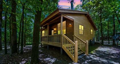 Bear Hug | Hot Tub + Fire Pit, Pet-Friendly Escape