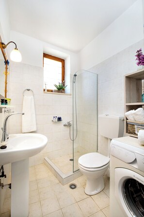 Dusche, Haartrockner, Handtücher, Seife