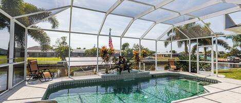 Lämmitetty uima-allas