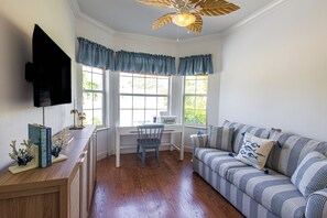 Téléviseur connecté, foyer, livres, bureau