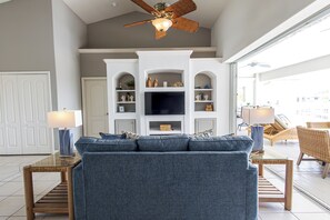 Smart-tv, een open haard, boeken en een kantoor