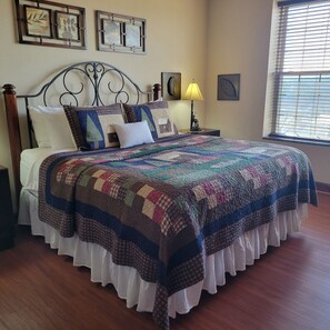 2 عدّة غرف نوم وواي فاي وملاءات أسرّة