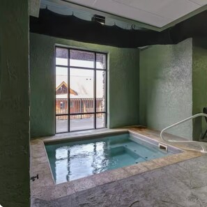 Piscine intérieure, piscine extérieure