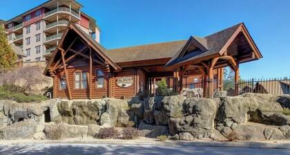 luxury condo in in the heart of Pigeon forge , close to Dollywood and park.