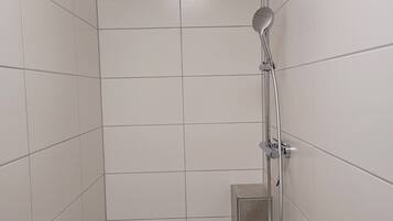 Dusche, Haartrockner, HandtĂŒcher, Toilettenpapier