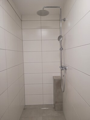 Shower, hair dryer, towels, toilet paper - Vacation apartments Meyer, between Nuremberg and Ansbach A6/B14, near Playmobil Fun Park (Heilsbronn)