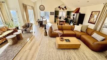 Smart TV, chimenea, libros