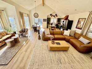 Smart-TV, peis og bøker