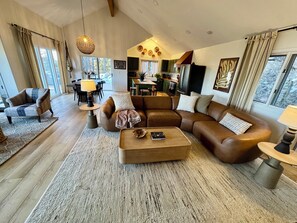 Smart TV, lareira, livros