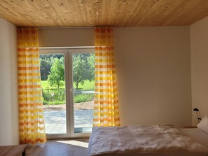 3 bedrooms, travel crib, WiFi, bed sheets