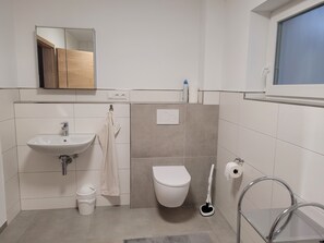 Douche, sĂšche-cheveux, serviettes fournies, papier toilette