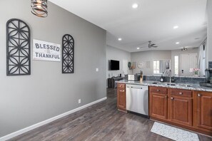 Fridge, microwave, oven, stovetop - 3BR 2BA, MTN view, relaxing yard (Reno)