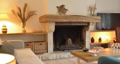 Grande maison de campagne avec piscine chauffée, parc arboré, belle terrasse.