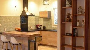 Fridge, microwave, oven, stovetop - Large country house with heated pool, wooded grounds, lovely terrace. (Sault-Saint-Remy)