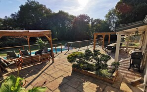 Outdoor dining - Large country house with heated pool, wooded grounds, lovely terrace. (Sault-Saint-Remy)