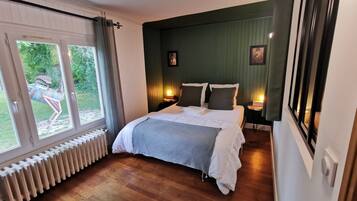 5 dormitorios, escritorio, tabla de planchar con plancha y cuna de viaje