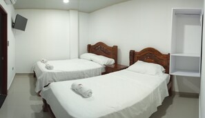 Quarto triplo básico | Banheiro | Chuveiro, toalhas de banho
