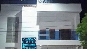 A hotel with a signboard displaying the name 'HOTEL SANTA BARBARA' and contact information. - Hotel Santa Bárbara Mompox  (Mompos)