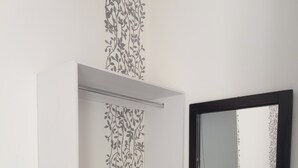 A room with a white wardrobe, a mirror, and a black side table. - Hotel Santa Bárbara Mompox  (Mompos)