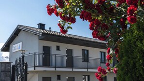 A two-story building with a balcony and a gated entrance. - Apartamenty Jasieńczyk (Mielenko)