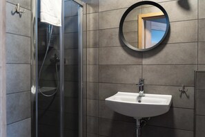 Douche, séchoir à cheveux, serviettes fournies, papier de toilette