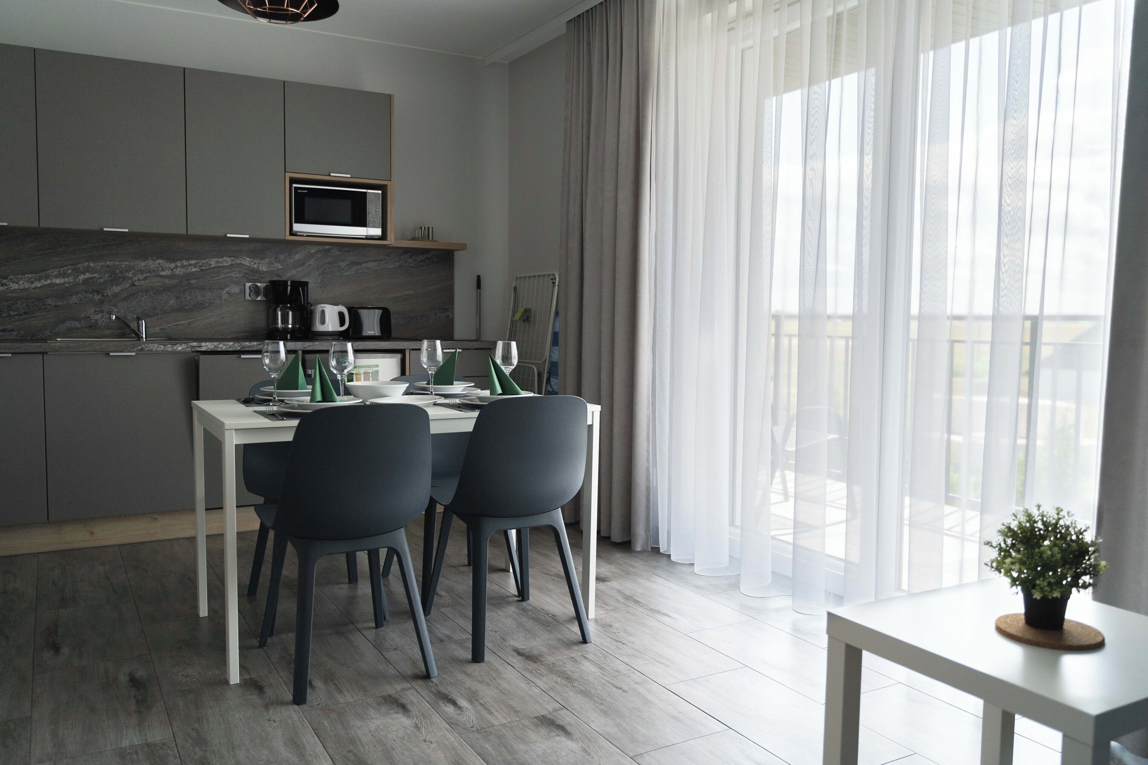 Standard Apartment, Garden View | In-room dining