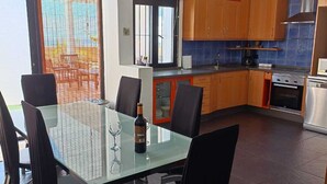 Una cucina moderna con mobili in legno, piano cottura a gas e forno integrato.