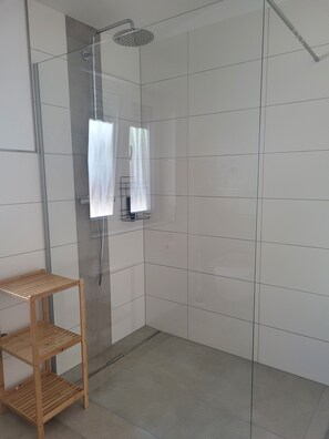 Dusche, Haartrockner, Handtücher, Toilettenpapier