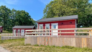 A red wooden building with a gravel path in front. - Stunning home in Laholm with WiFi (Laholm)