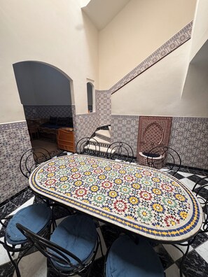 المنشأة من الداخل