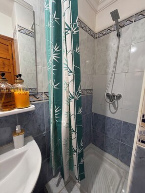 Hårtørrer, håndklæder, Sæbe, Toiletpapir