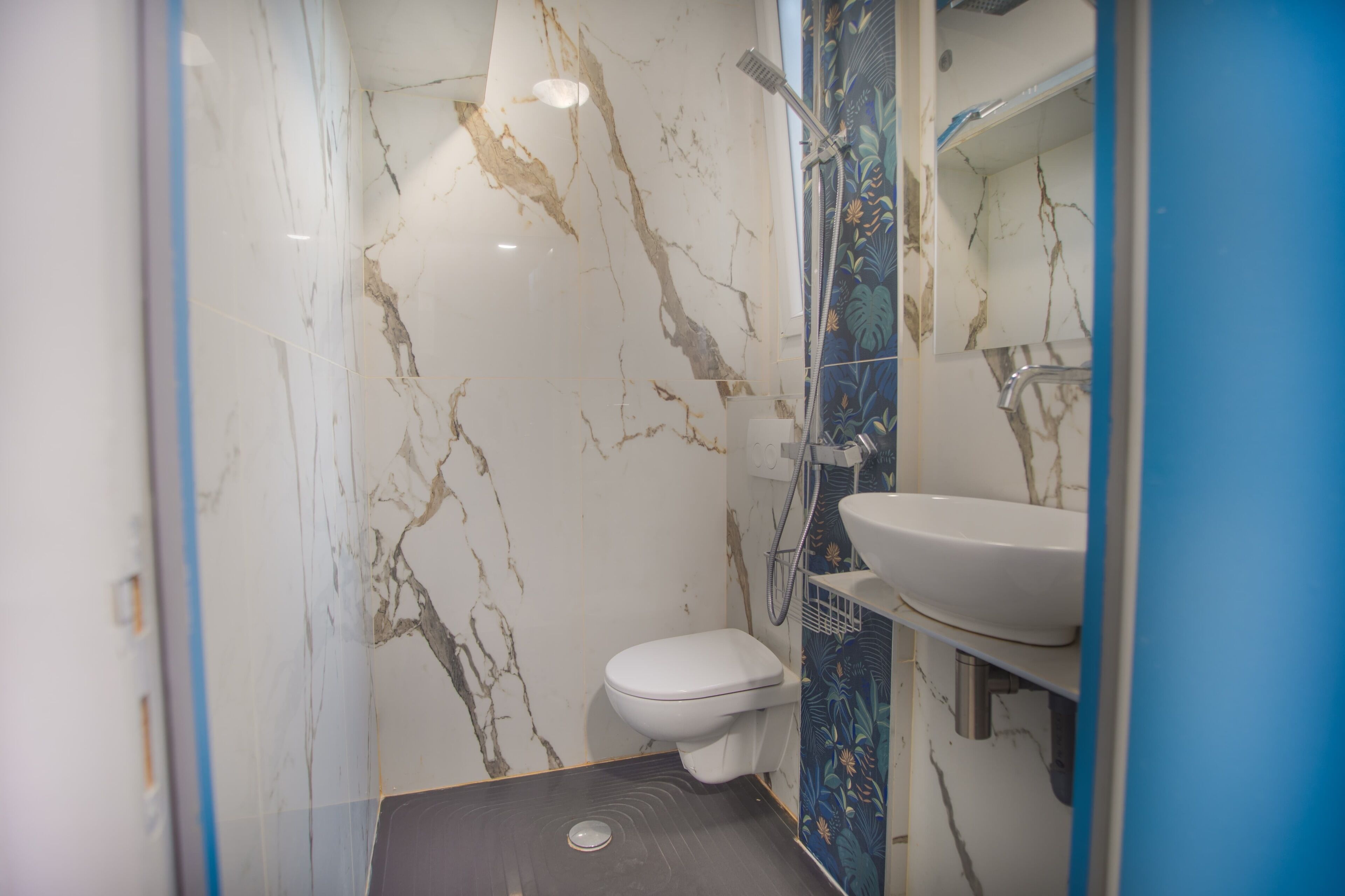 Een douche, een haardroger, een bidet, handdoeken