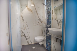 Douche, sĂšche-cheveux, bidet, serviettes fournies