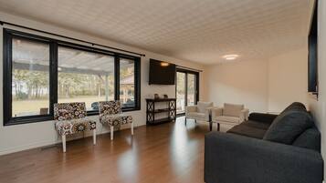 Älytelevisio, takka, pöytäjalkapallopöytä, pöytätennispöytä